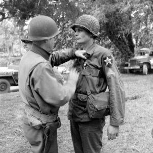 Cérémonie de remise de décorations commandée par le Major General Walter M. Robertson, 2nd (US) Infantry Division, durant laquelle un sergent reçoit la Silver Star à Cerisy-la-Forêt. Photo : US National Archives