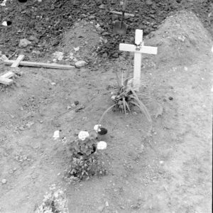 Juillet 1944 : la tombe fleurie du Brigadier General Theodore Roosevelt Jr., enterré le 14 juillet 1944 au cimetière temporaire n°2 de Sainte-Mère-Eglise. Photo : US National Archives