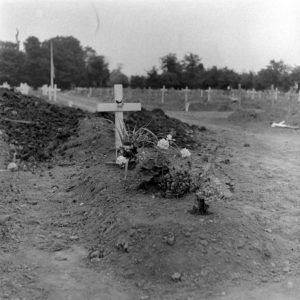 Juillet 1944 : la tombe fleurie du Brigadier General Theodore Roosevelt Jr., enterré le 14 juillet 1944 au cimetière temporaire n°2 de Sainte-Mère-Eglise. Photo : US National Archives