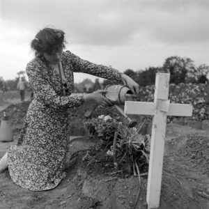 Juillet 1944 : Simone Renaud, épouse d'Alexandre Renaud, maire de Sainte-Mère-Eglise en 1944, se recueille sur la tombe du Brigadier General Theodore Roosevelt Jr., enterré le 14 juillet 1944 au cimetière temporaire n°2 de Sainte-Mère-Eglise. Photo : US National Archives