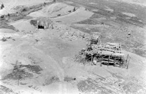 Juin 1944 : photo aérienne de la batterie allemande codée Wn 84 et située au lieu-dit La Martinière à Maisy. Sont visibles les casemates 3 et 4 (cette dernière, encore en construction le Jour-J, est recouverte de planches). Photo : US National Archives