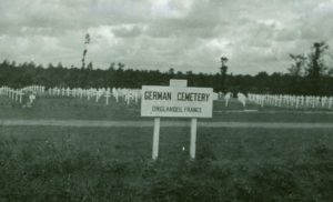 Après-guerre, le cimetière militaire allemand d'Orglandes, administré par les Américains. Photo : US National Archives