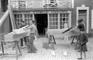 La menuiserie Vicquelin, à l'actuelle 53 rue Aristide Briand à Grandcamp-les-Bains, en cours de fabrication de cercueils. Photo : US National Archives