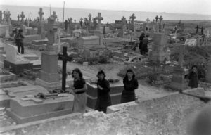 Juin 1944 : cimetière civil de Grandcamp-les-Bains, touché par les combats de la libération, le long de l'actuelle rue du Commandant Philippe Kieffer. Photo : US National Archives