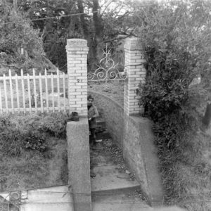 Un enfant observe les troupes américaines à l'entrée de sa maison située à Grandcamp-les-Bains après la libération. Photo : US National Archives