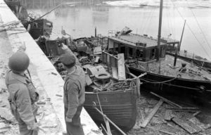 Discussion entre un sergent américain et un civil le long du port de Grandcamp-les-Bains. Photo : US National Archives