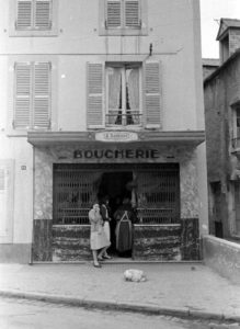 La boucherie A. Damecour, installée à l'actuelle rue de la Libération (toujours une boucherie après-guerre) à Grandcamp-les-Bains. Photo : US National Archives