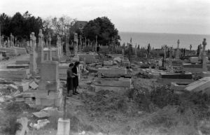 Juin 1944 : cimetière civil de Grandcamp-les-Bains, touché par les combats de la libération, le long de l'actuelle rue du Commandant Philippe Kieffer. Photo : US National Archives