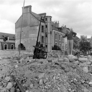 A l'emplacement de l'actuelle rue Waldeck Rousseau à Grandcamp-les-Bains, des civils observent un canon antiaérien Flak 2 cm C/38 allemand. Photo : US National Archives