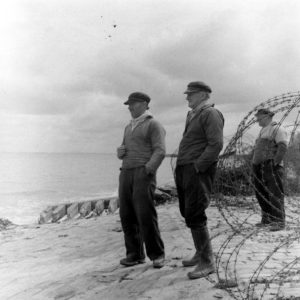 A partir du débarcadère du quai Crampon, des habitants de Grandcamp-les-Bains observent l'armada alliée au large d'Utah Beach. Photo : US National Archives