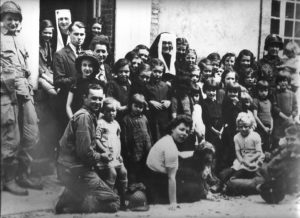 Des parachutistes américains du 501st et du 502nd Parachute Infantry Regiment, 101st Airborne Division, rendent visite aux enfants d'un orphelinat d'Auvers en juin 1944. Photo : US National Archives