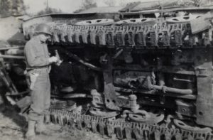 Août 1944 : un soldat américain inspecte la carcasse renversée d'un véhicule antiaérien SdKfz 7/2 dans le secteur d'Avranches. Photo : US National Archives