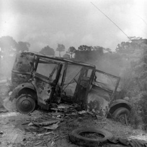 Une Monaquatre Renault calcinée et utilisée par les Allemands a fait les frais d'un bombardement et a terminé sa course dans un fossé dans le secteur d'Avranches. Photo : US National Archives