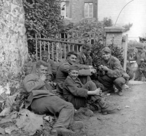 Des prisonniers, dont certains très jeunes, sont en attente dans le secteur d'Avranches. Il pourrait s'agir de soldats originaires d'Europe de l'Est servant sous l'uniforme allemand (Osttruppen). Photo : US National Archives