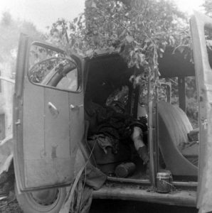 Un convoi allemand a fait les frais d'un bombardement dans le secteur d'Avranches, détruisant notamment ce véhicule civil camouflé par des branchages. Un soldat allemand mort se trouve sur la banquette arrière. Photo : US National Archives