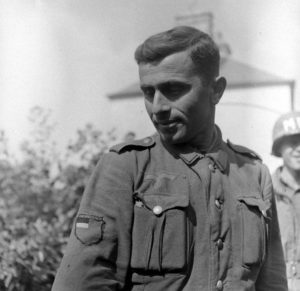 Dans le secteur d'Avranches, un Géorgien servant dans l'armée allemande (Osttruppen) est fait prisonnier par la police militaire américaine. Photo : US National Archives