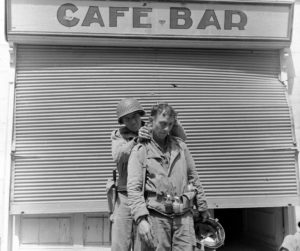 Un soldat américain ausculte son camarade dans la rue Holgate de Carentan. Photo : US National Archives