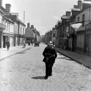 Un pompier français, qui a revêtu son plus bel uniforme à l'occasion de la libération, le long de la rue Torteron à Carentan. Photo : US National Archives