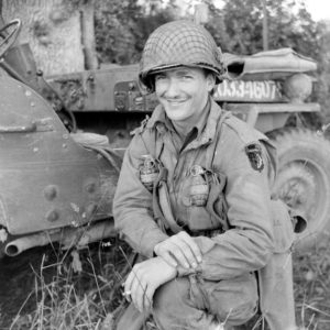 Juin 1944 : un parachutiste américain à proximité d'une Jeep au campement provisoire de l’état-major de la 101st (US) Airborne Division, situé au bassin à flot à Carentan. Photo : US National Archives