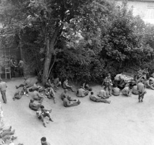 Pensionnaires américains de l'infirmerie tenue par le 308th Medical Battalion, 83rd (US) Infantry Division au numéro 45 rue Holgate à Carentan, dans l'hôtel Durand de la Borderie-Énouf. Photo : US National Archives