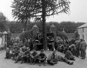 Pensionnaires américains de l'infirmerie tenue par le 308th Medical Battalion, 83rd (US) Infantry Division au numéro 45 rue Holgate à Carentan, dans l'hôtel Durand de la Borderie-Énouf. Photo : US National Archives