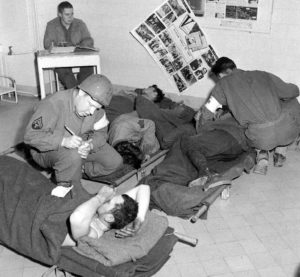 Pensionnaires américains de l'infirmerie tenue par le 308th Medical Battalion, 83rd (US) Infantry Division au numéro 45 rue Holgate à Carentan, dans l'hôtel Durand de la Borderie-Énouf. Photo : US National Archives