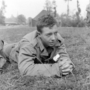 Pensionnaire américain de l'infirmerie tenue par le 308th Medical Battalion, 83rd (US) Infantry Division au numéro 45 rue Holgate à Carentan, dans l'hôtel Durand de la Borderie-Énouf. Photo : US National Archives