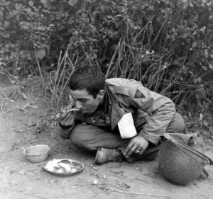 Pensionnaire américain de l'infirmerie tenue par le 308th Medical Battalion, 83rd (US) Infantry Division au numéro 45 rue Holgate à Carentan, dans l'hôtel Durand de la Borderie-Énouf. Photo : US National Archives