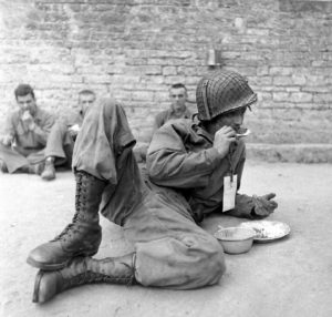 Pensionnaires américains de l'infirmerie tenue par le 308th Medical Battalion, 83rd (US) Infantry Division au numéro 45 rue Holgate à Carentan, dans l'hôtel Durand de la Borderie-Énouf. Photo : US National Archives