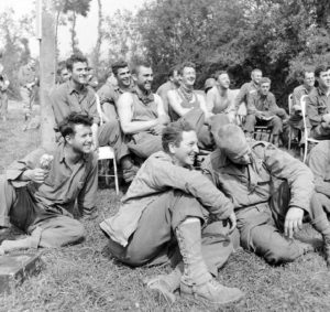 Concert organisé pour les pensionnaires de l'infirmerie tenue par le 308th Medical Battalion, 83rd (US) Infantry Division au numéro 45 rue Holgate à Carentan, dans l'hôtel Durand de la Borderie-Énouf. Photo : US National Archives