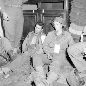 Pensionnaires américains de l'infirmerie tenue par le 308th Medical Battalion, 83rd (US) Infantry Division au numéro 45 rue Holgate à Carentan, dans l'hôtel Durand de la Borderie-Énouf. Photo : US National Archives