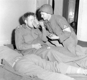 Pensionnaires américains de l'infirmerie tenue par le 308th Medical Battalion, 83rd (US) Infantry Division au numéro 45 rue Holgate à Carentan, dans l'hôtel Durand de la Borderie-Énouf. Photo : US National Archives