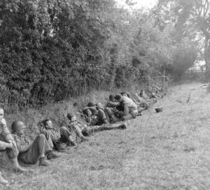 Pensionnaires américains de l'infirmerie tenue par le 308th Medical Battalion, 83rd (US) Infantry Division au numéro 45 rue Holgate à Carentan, dans l'hôtel Durand de la Borderie-Énouf. Photo : US National Archives