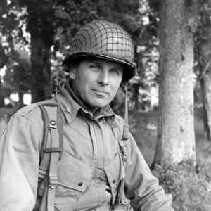 Juin 1944 : le Brigadier General Maxwell D. Taylor, commandant la 101st (US) Airborne Division, pose pour le photographe au campement provisoire de son état-major, déployé à proximité du bassin à flot de Carentan. Photo : US National Archives