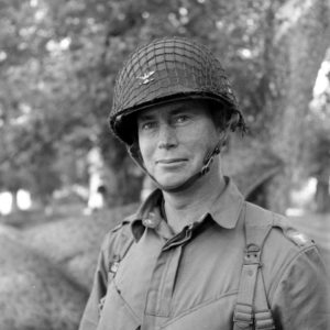 Juin 1944 : le colonel Gerald J. Higgins, commandant en second de la 101st (US) Airborne Division, pose pour le photographe au campement provisoire de l'état-major divisionnaire, déployé à proximité du bassin à flot de Carentan. Photo : US National Archives