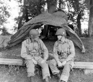 Juin 1944 : le Brigadier General Maxwell D. Taylor, commandant la 101st (US) Airborne Division (à gauche) et le colonel Gerald J. Higgins, commandant en second, posent pour le photographe au campement provisoire de leur état-major, déployé à proximité du bassin à flot de Carentan. Photo : US National Archives