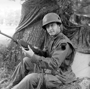 Juin 1944 : un capitaine américain entretient sa carabine USM1 au campement provisoire de l’état-major de la 101st (US) Airborne Division, situé au bassin à flot à Carentan. Photo : US National Archives