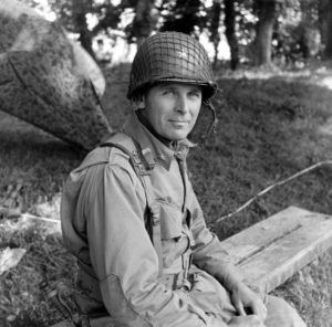 Juin 1944 : le Brigadier General Maxwell D. Taylor, commandant la 101st (US) Airborne Division, pose pour le photographe au campement provisoire de son état-major, déployé à proximité du bassin à flot de Carentan. Photo : US National Archives