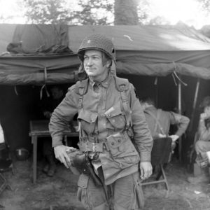 Juin 1944 : un officier américain pose pour le photographe au campement provisoire de l’état-major de la 101st (US) Airborne Division, situé au bassin à flot à Carentan. Photo : US National Archives