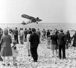 Décollage d'un Piper L4 depuis la plage de Grandcamp-les-Bains, sous les yeux des habitants. Photo : US National Archives