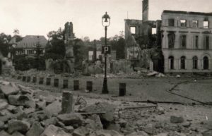 Place Le Hennuyer à Lisieux après les bombardements de 1944. Photo : DR