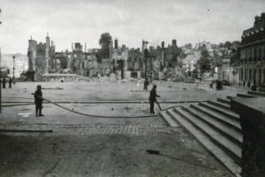Place Thiers (devenue place François Mitterrand) à Lisieux en 1944, des pompiers interviennent après les bombardements. Photo : DR