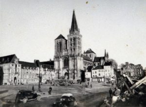 La place Thiers (devenue place François Mitterrand) à Lisieux après la libération en 1944. Un char Sherman M4 Firefly est placé sur remorque 40 ton Dyson. Photo : DR