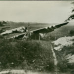 Les trois planeurs engagés dans l'assaut du Pegasus Bridge (mission Euston I) après les combats lors d'une visite du Major Howard. Photo : IWM