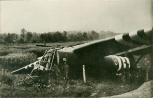 Le Major John Howard, à gauche, pose devant le planeur qui l'a transporté jusqu'en Normandie. Photo : IWM