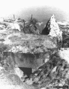 Vestiges des positions défensives allemandes de la Pointe du Hoc après le débarquement des Rangers américains. Photo : US National Archives