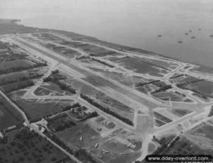 L'aérodrome américain ALG A-1 situé à proximité de la Pointe du Hoc à Saint-Pierre-du-Mont . Photo : US National Archives