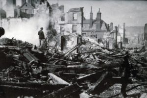 Pompiers en action dans les ruines de la rue Henry Chéron à Lisieux après les bombardements en 1944. Photo : DR