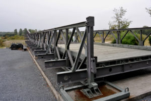 Pont Bailey exposé au musée Airborne de Ranville. Ce modèle correspond à celui utilisé pour remplacer le pont tournant de Ranville. Photo (2009) : Hrusha