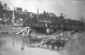 Pont métallique Bailey installé sur la Touques à Lisieux, rue Gustave David, après le passage des Alliés. Photo : DR